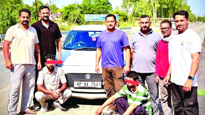 Kangra: नशे के खिलाफ नूरपुर पुलिस की बड़ी कार्रवाई, चिट्टे के साथ कार सवार दो युवक गिरफ्तार