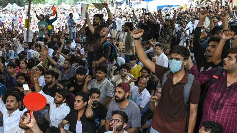‘चलो संसद’ ऐलान के बीच जंतर-मंतर पर बवाल, प्रदर्शनकारियों पर लाठीचार्ज