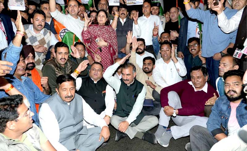 जंतर मंतर पर लाठीचार्ज के खिलाफ धरने पर CM, मंत्रियों, नेताओं के साथ लोकभवन के बाहर किया प्रदर्शन
