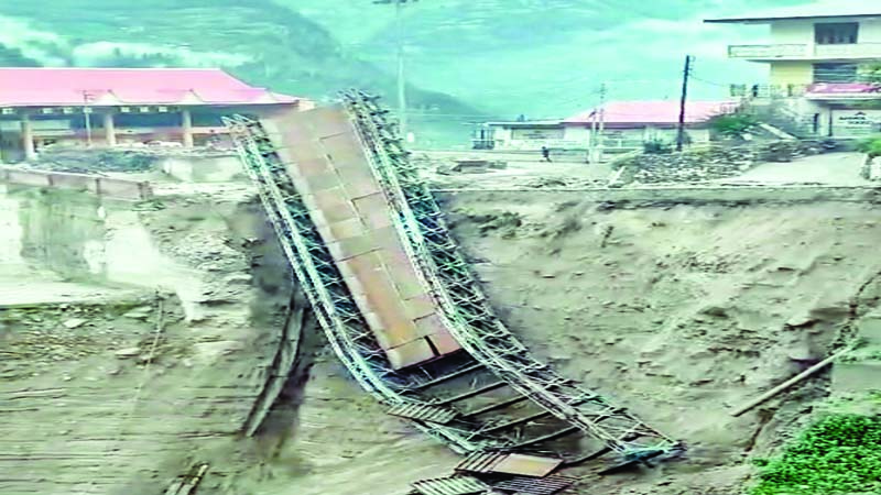 सांगला बस स्टैंड पर मंडराया संकट