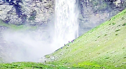 सिस्सू को निहारने दौड़े चले आ रहे सैलानी