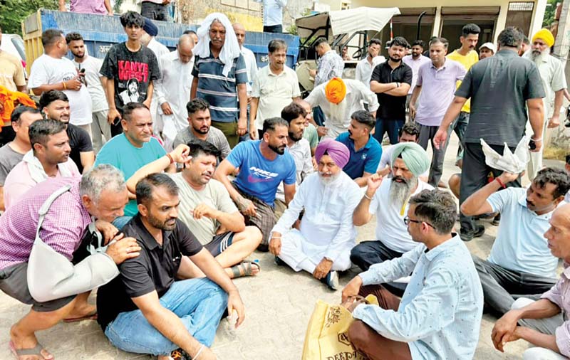 डेराबस्सी में धरने के बाद बदला ट्रांसफार्मर, बिजली-पानी की परेशानी से लोगों का टूटा सब्र, सडक़ पर उतरे