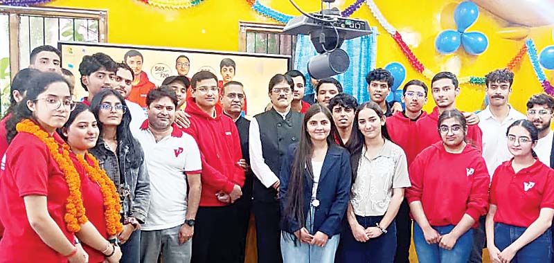 नीट टॉपर्स के स्वागत में विद्यापीठ में जश्न, ढोल-नगाड़ों और फूल मालाओं के साथ किया सेलिब्रेट
