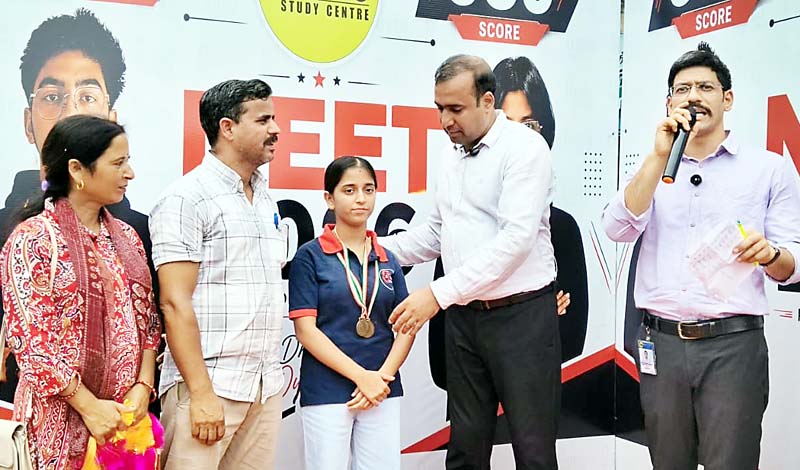 गुरु स्टडी सेंटर धर्मशाला का ऐतिहासिक कीर्तिमान, 50 से अधिक होनहारों ने नीट-जेईई में आठ ने मारी बाजी