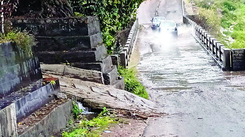 आवा पुल पर जलभराव, ड्राइवरों की बढ़ी चिंता