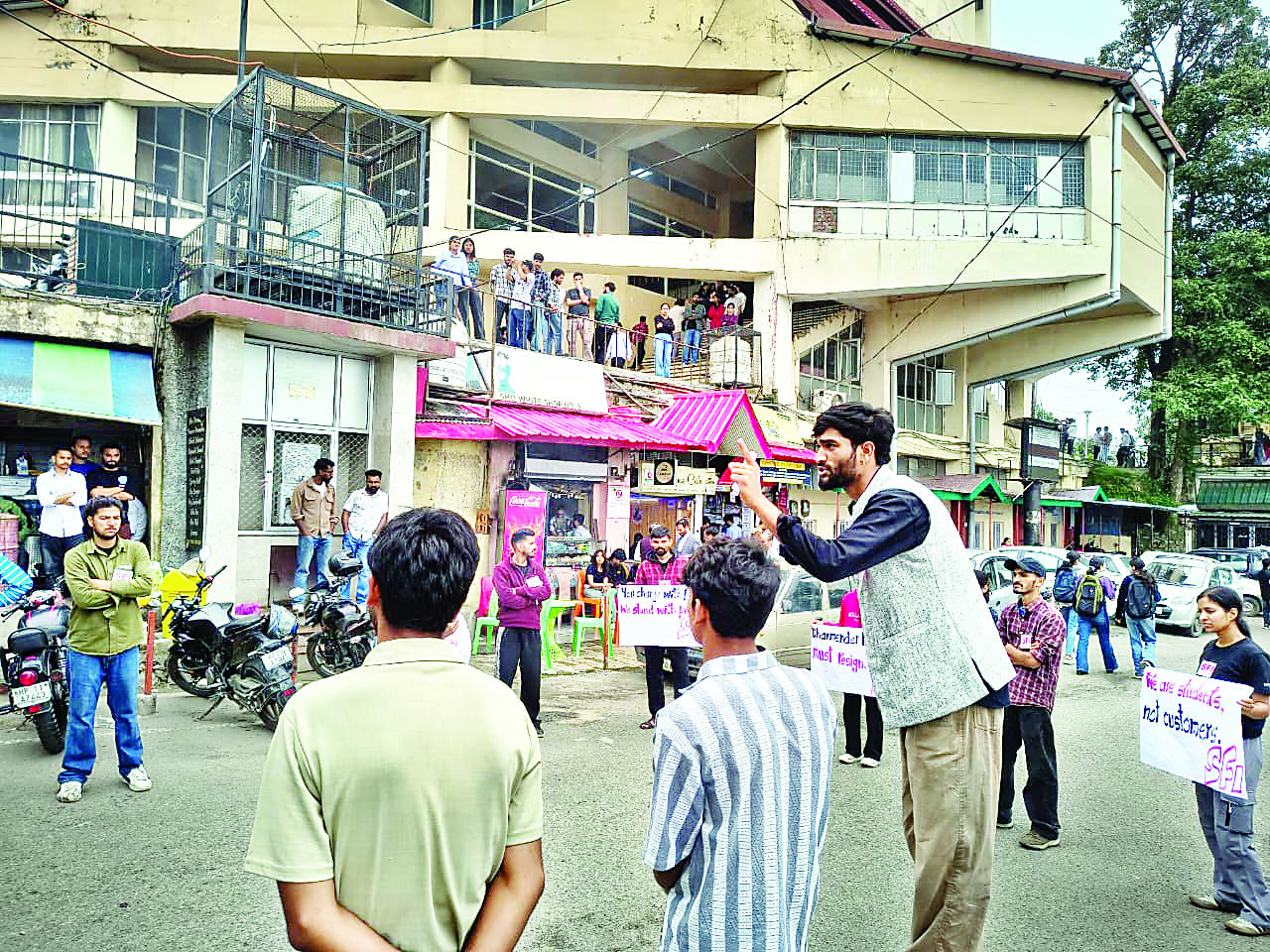 एचपीयू में एसएफआई का प्रदर्शन