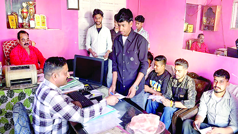 पोर्टल खुलते ही हिम गौरव आईटीआई संतोषगढ़ में उमड़ी छात्रों की भारी भीड़