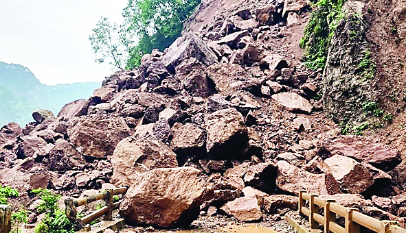 पनियाला मंदिर के पास दरकी पहाड़ी, यातायात ठप