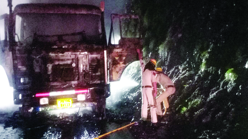 अंब में ट्रक में भडक़ी आग, लाखों का नुकसान