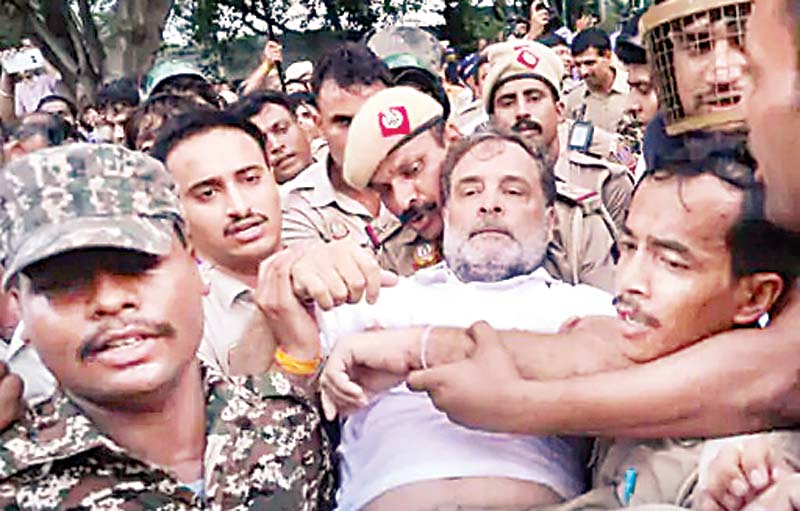 राहुल गांधी को जबरन उठा ले गई पुलिस, प्रियंका-अखिलेश सहित कई नेता हिरासत में, फिर छोड़े