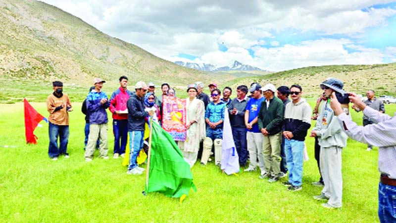 विधायक अनुराधा राणा ने थामा बल्ला