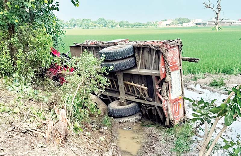 करनाल में ट्रैक्टर पलटने से तीन की मौत, मौके पर तोड़ा दम, अस्पताल में चल रहा दो का इलाज