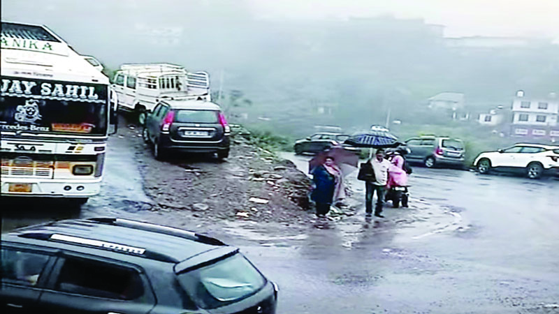 अवाहदेवी-टीहरा चौक पर रेन शेल्टर न होने से परेशानी