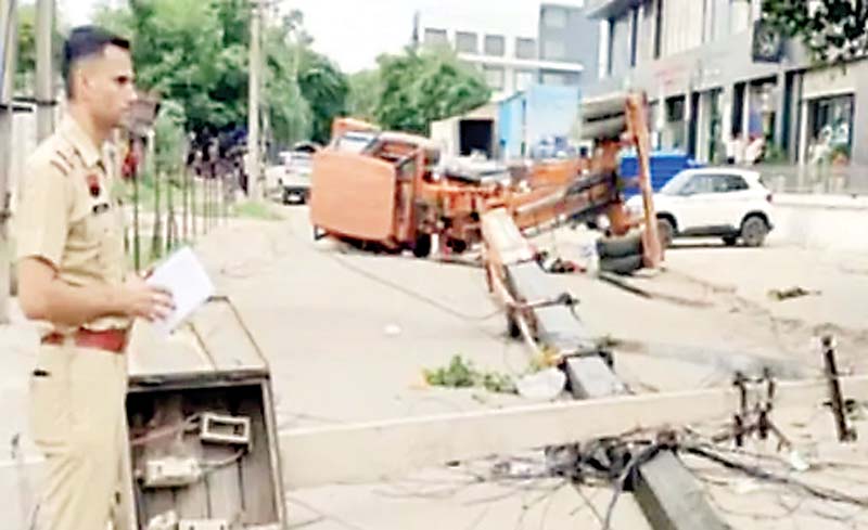 पंचकूला में क्रेन पलटने से दो की मौत, चालक ने कूदकर बचाई जान