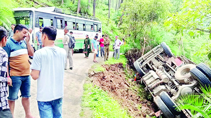 बस को पास देते वक्त लुढक़ा ट्रक