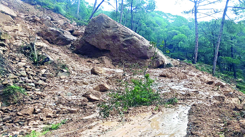 कुंडूनी में लैंडस्लाइड, सडक़ बंद