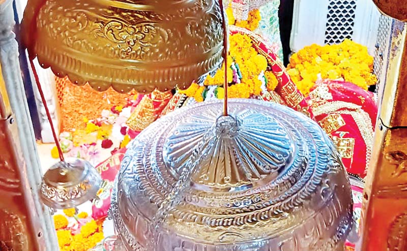 माता चिंतपूर्णी मंदिर में चढ़ाया एक किलो 100 ग्राम चांदी का छत्र