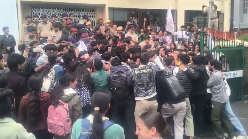 HPU में पुलिस और SFI के बीच धक्का-मुक्की, फीस वृद्धि के विरोध में निकाली रैली