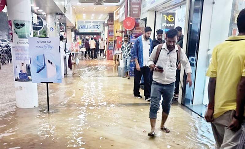 चंडीगढ़ में बारिश का कोहराम, दुकानों में घुसा पानी, ट्राइसिटी में पानी ही पानी, सडक़ें बनी तालाब, कालका में बहा पुल