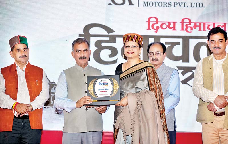बीएल सेंट्रल पब्लिक स्कूल करसोग की प्रिंसीपल डा. मोनिका गुप्ता को सम्मान