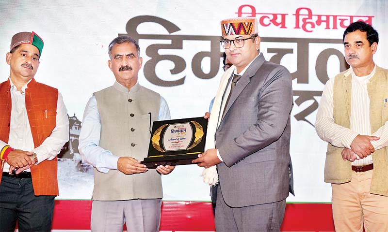 ‘दिव्य हिमाचल’ के मंच पर नवाजे सेंट्रल बैंक शिमला के रीजनल हैड अंकित बेरवाल