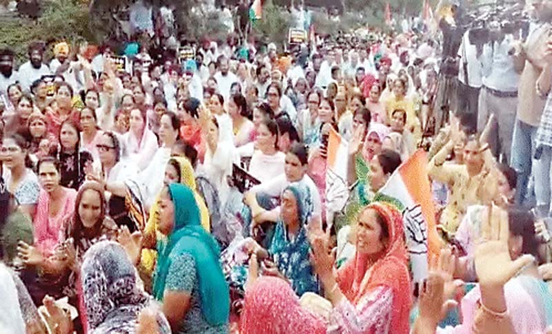 चीनी के बढ़े दामों पर कांग्रेस का प्रदर्शन, पुलिस ने बैरिकेड लगाकर रोके प्रदर्शनकारी, वाटर कैनन का किया प्रयोग
