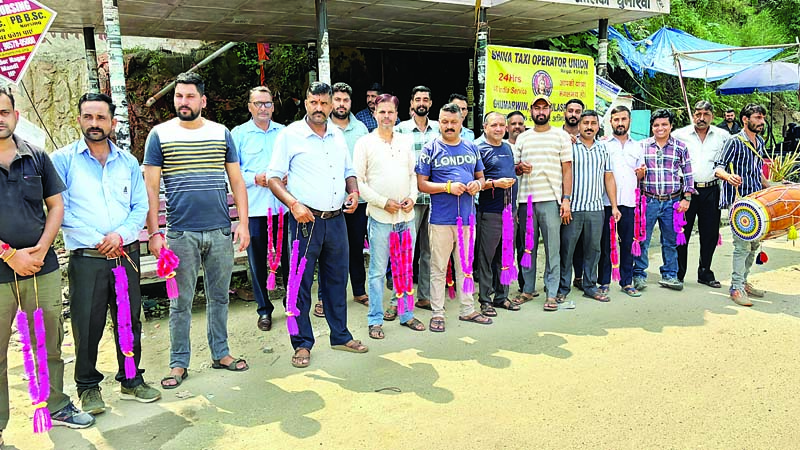अनशन खत्म कर घुमारवीं पहुंचे टैक्सी ऑपरेटर