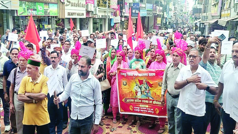 यूजीसी रोल बैक के नारों से गूंज उठा हमीरपुर का गांधी चौक