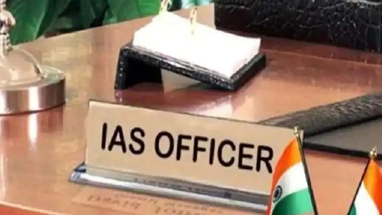 ऑफिसर क्यों छोड़ रहे हैं आईएएस की नौकरी