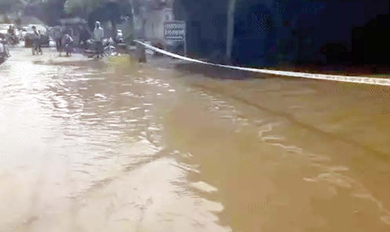 बारिश से यमुनानगर जलमग्न, घरों में घुसा पानी, सडक़ें बनीं तालाब, दुकानों में पानी आने से कारोबारियों को नुकसान