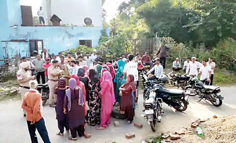 पंचकूला में बिजली के लिए सडक़ जाम, ट्रांसफार्मर न लगाने पर खोला मोर्चा, बीच सडक़ किया प्रदर्शन