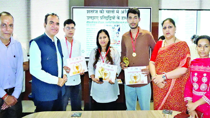 बैडमिंटन के पुरुष वर्ग में बीटेक के हर्ष और निशांत की टीम विजेता
