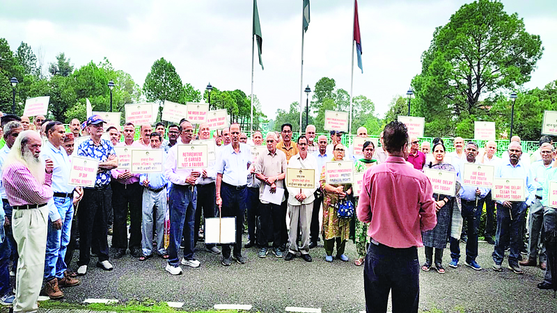 पेंशनरों का सब्र टूटा, पालमपुर में आंदोलन