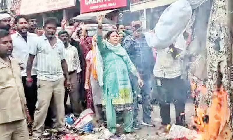 कालका में सफाई कर्मचारियों का हंगामा, कैबिनेट मंत्री कृष्ण बेदी का फूंका पुतला, उग्र आंदोलन की चेतावनी