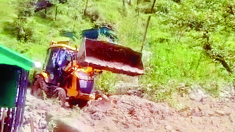 बारिश-भूस्खलन ने रोकी रफ्तार, 22 सडक़ों पर थमे पहिए