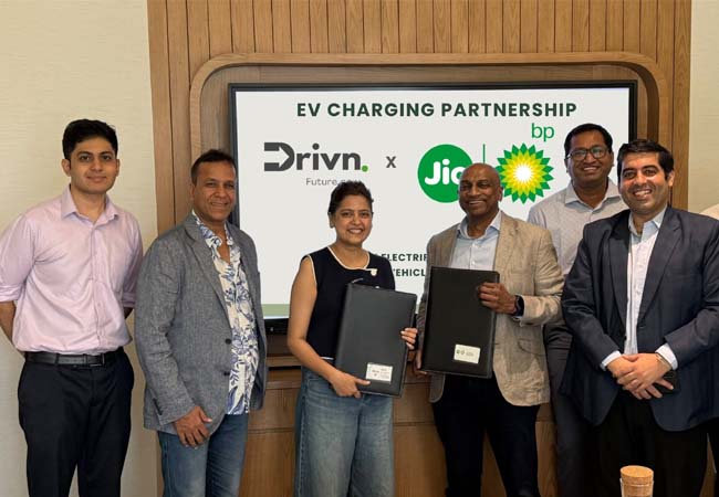 देशभर में बढ़ेगा ईवी चार्जिंग नेटवर्क, Jio-BP ने DRIVN के साथ किया MoU