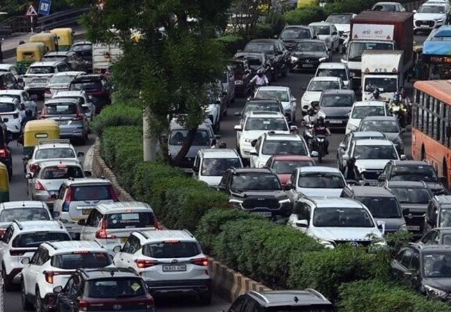 भारत के ऑटो बाजार में बड़ा बदलाव, पहली बार पेट्रोल से ज्यादा बिके CNG, हाइब्रिड और EV वाहन