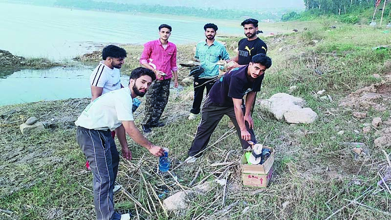 गोबिंदसागर झील लुहणू के पास की सफाई