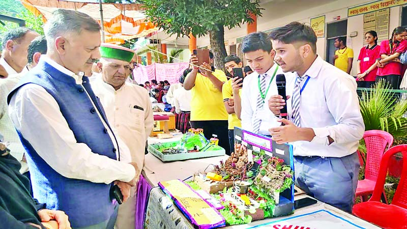 समस्याओं को समझें और समाधान ढूंढें छात्र