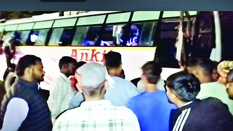 नाली में घुसी श्रद्धालुओं की बस, बड़ा हादस टला