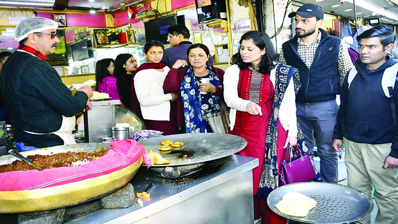 गुलाब जामुन में मिले कॉकरोच और मक्खियां, शिमला में हडक़ंप
