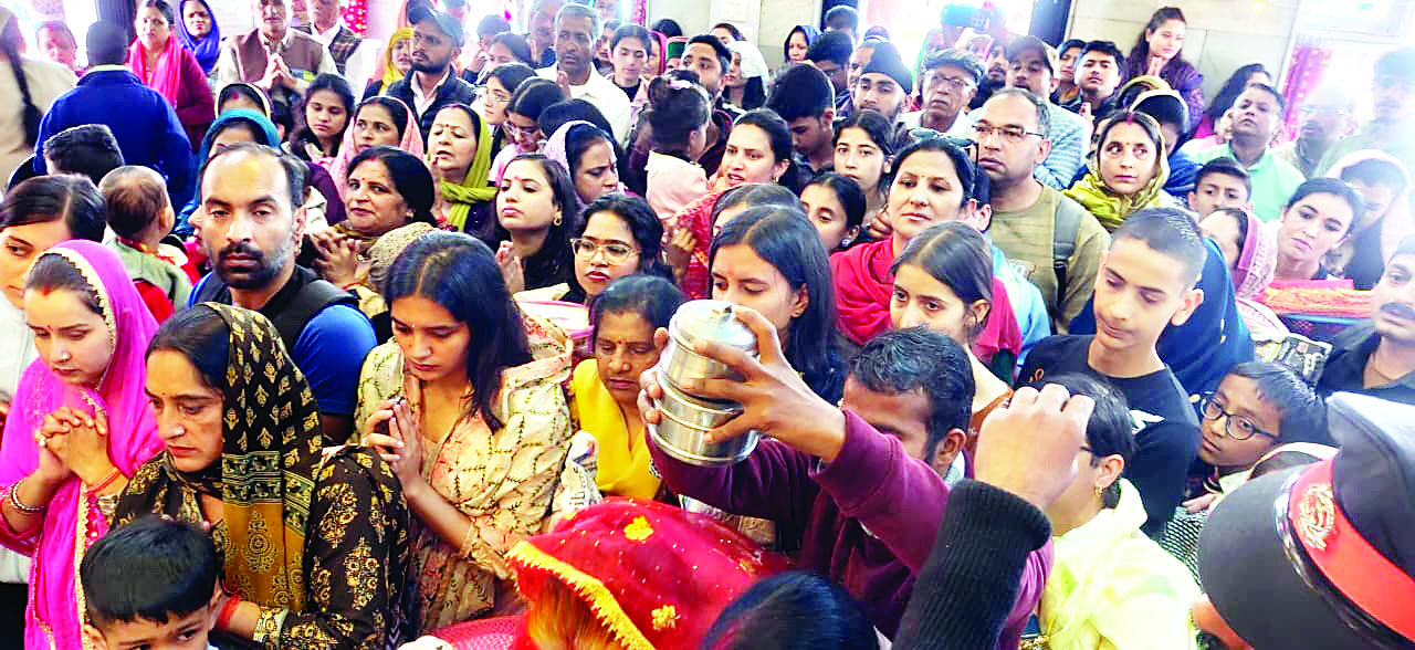 देवी मंदिरों में उमड़ी श्रद्धालुओं की भीड़, मां के जयकारों से गूंजे पसिर