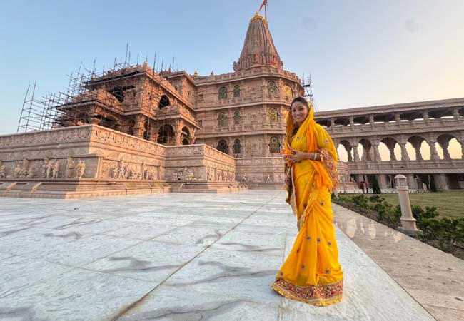 ‘नई नवेली’ की रिलीज़ से पहले अयोध्या पहुंची यामी गौतम, राम की पैड़ी के किए दर्शन!